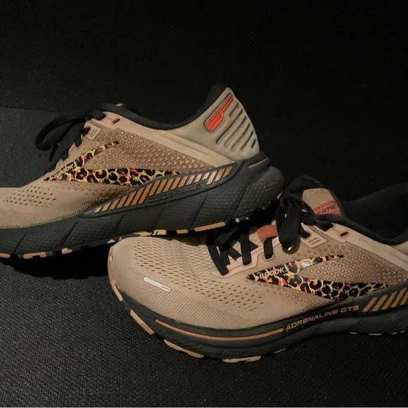 Brooks Tan and Black Running Shoes with Leopard Detail women’s size 9 - Picture 2 of 10